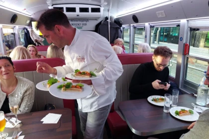 Gourmet-Reise mit dem authentischen Dinner Hopping Bus - Exploregion