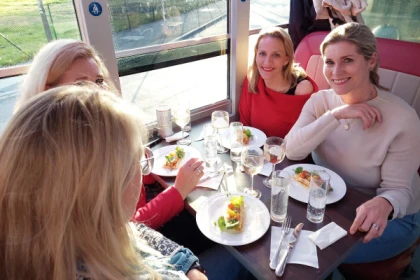 Gourmet-Reise mit dem authentischen Dinner Hopping Bus - Exploregion