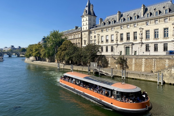 Unusual cruise on the Seine River - Exploregion