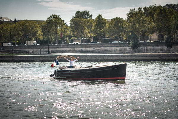 Private cruise with champagne from Louvre Museum OTA - Exploregion