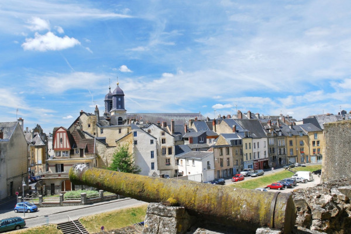 DIGITAL TREASURE HUNT IN SEDAN (BY FOOT) - Exploregion