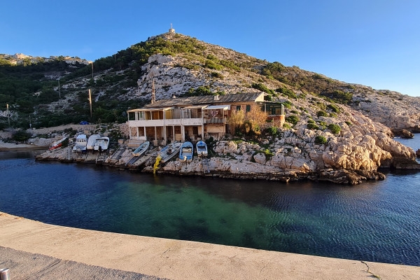 E Motorbike Rental  adventure in Marseille with app - Exploregion