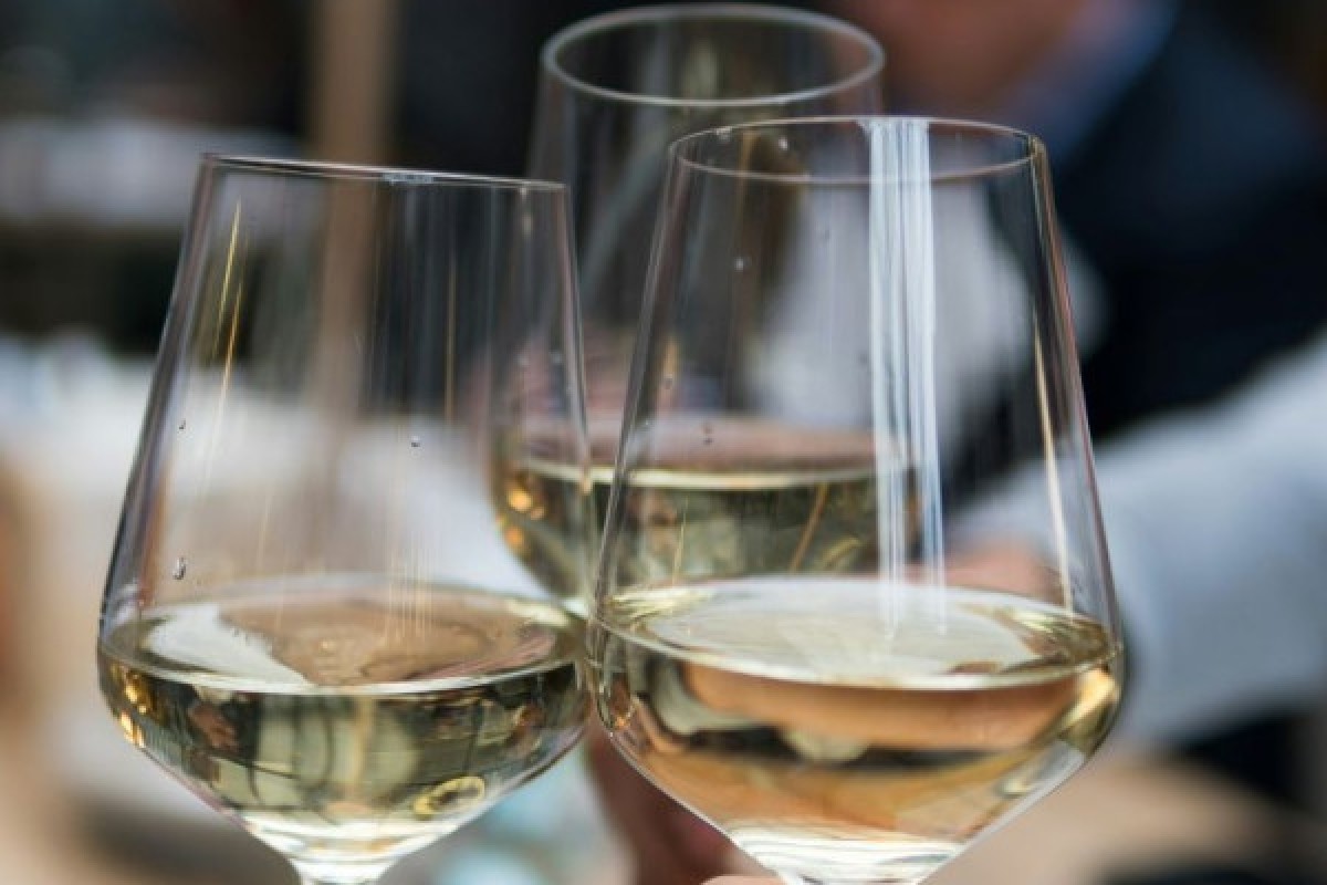 Champagne Sabrage: A Sparkling Experience! - Exploregion