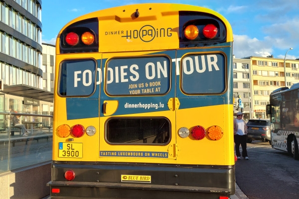 Italienisches Essen in einem authentischen amerikanischen Schulbus - Exploregion