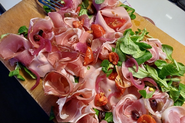 Italienisches Essen in einem authentischen amerikanischen Schulbus - Exploregion